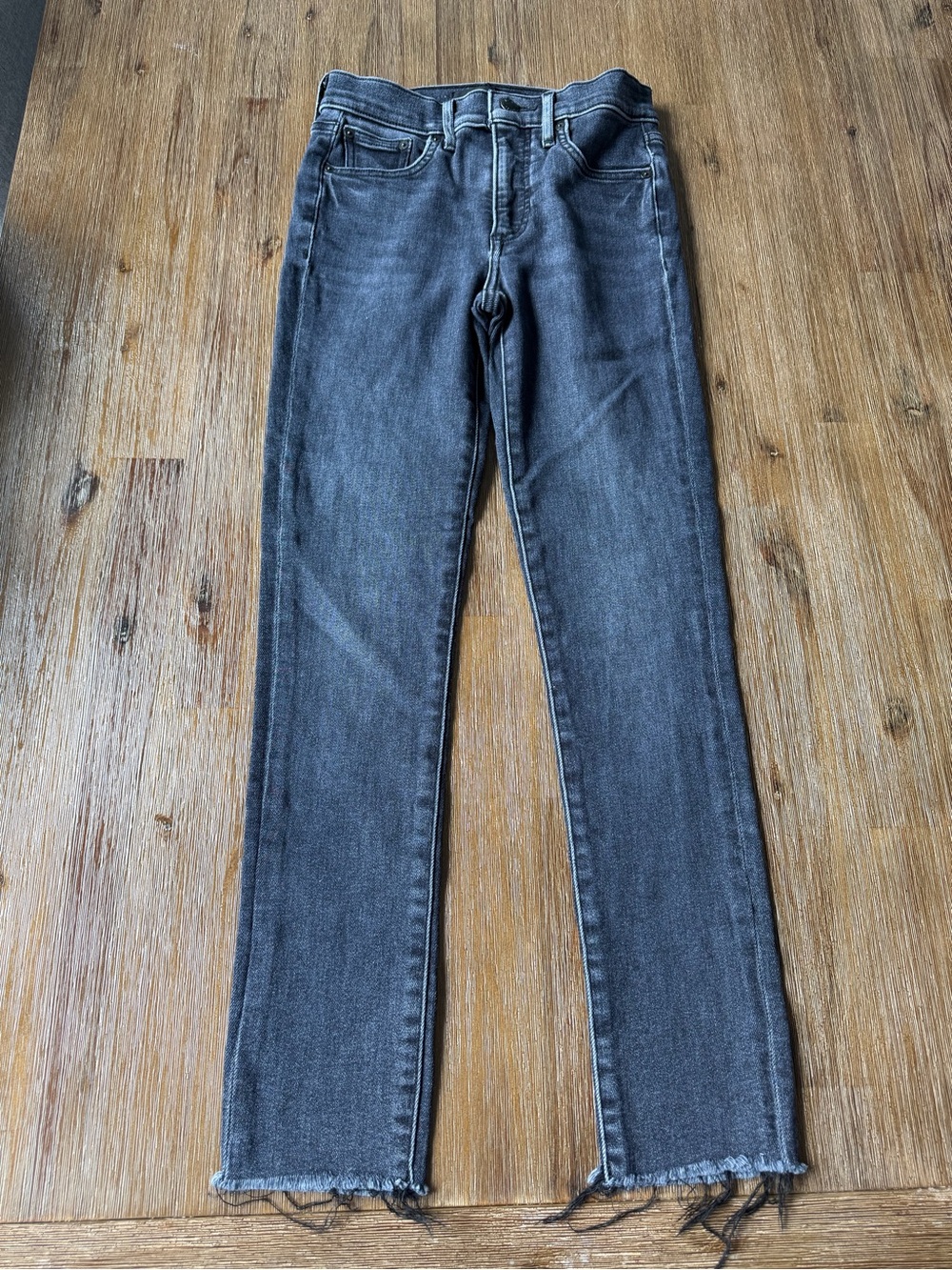 Aritizia denim Forum Nico Mid Rise Skinny Crop Denim Jeans Frayed Hem size 2